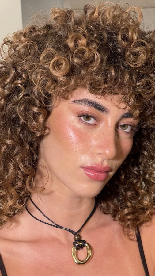 לוק גלואי עם שפתיים ורודות